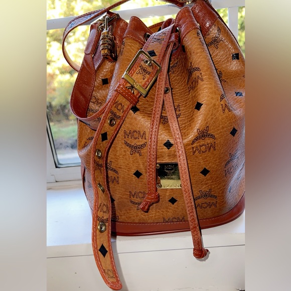 🛍️🛍️💫💫MCM Beautiful Authentic Made in Germany bucket shoulder bag. 🛍️🛍️💫 - Picture 12 of 16